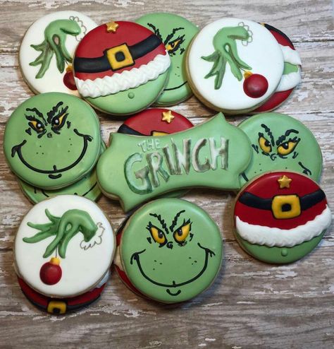 Grinch cookie Grinch Cookie, Decorated Christmas Cookies, Christmas Sugar Cookies Decorated, Grinch Cookies, Grinch Christmas Party, Fancy Cookies, Xmas Cookies, Creative Cookies, Christmas Cookies Decorated