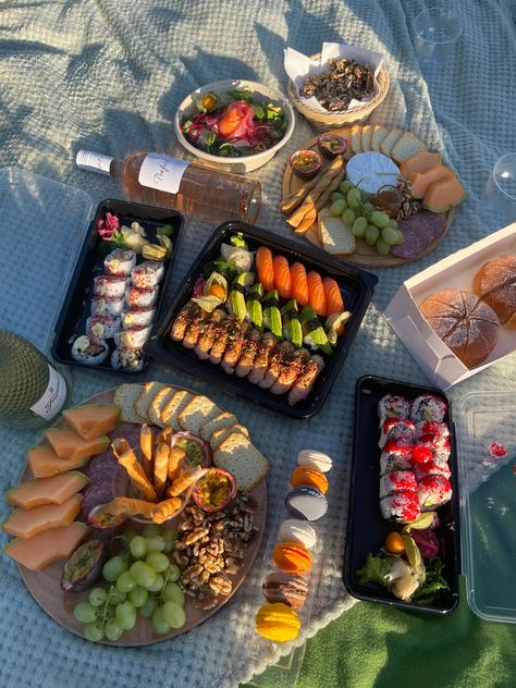 Healthy Picnic Aesthetic, Bento Box Picnic, Picnic Food Ideas Beach, Japanese Picnic Aesthetic, Sushi Beach Picnic, Beach Picnic Aesthetic Food, Beach Picnic Food Ideas Simple, Asian Picnic Food, Picnic Food Ideas Aesthetic Junk Food