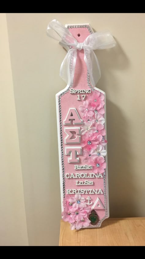 Sorirty Paddles Ideas, Wooden Paddle Ideas, Kappa Delta Chi Paddle, Paddle Decor Ideas Sorority, Paddles For Sorority, Big Lil Paddles, Big Sorority Paddles, Paddle Decor Ideas, Sigma Lambda Gamma Paddles