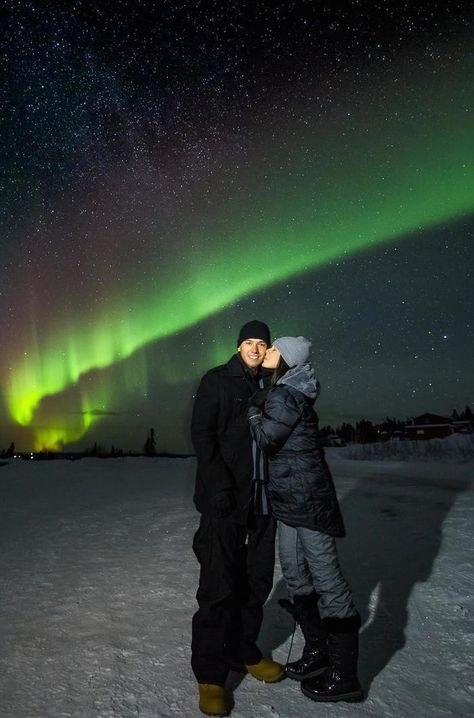 Marriage Proposal Ideas from HowHeAsked Alyssa and K Sean's Proposal Under the Northern Lights Northern Lights Couple Photography, Northern Lights Proposal, Propose Aesthetic, Marriage Proposal Ideas, Lev Livet, Marriage Proposal, Foto Baby, The Northern Lights, Iceland Travel