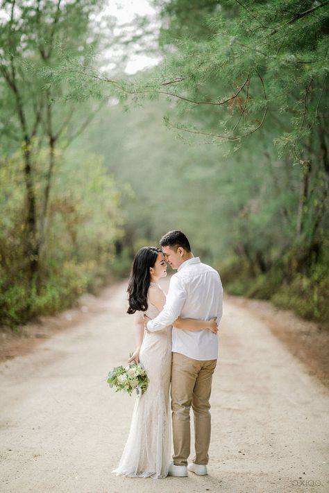 Outdoor Prewedding Photography, Outdoor Wedding Photography Poses, Wedding Esthetic Ideas, Korean Wedding Photography Outdoor, Prewedding Pose Outdoor, Bali Prewedding Photography, Prewedding Photography Pose, Outdoor Wedding Poses, Prenup Poses Ideas