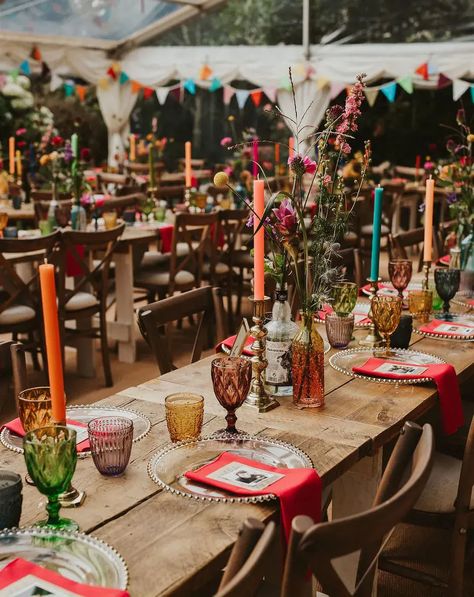 Clear Marquee Wedding With Colourful Decor - Rock My Wedding Back Garden Wedding, Cute Table, Colorful Wedding Flowers, Table Layout, Jewel Tone Wedding, Eclectic Wedding, Boda Mexicana, Tipi Wedding, Sequin Wedding