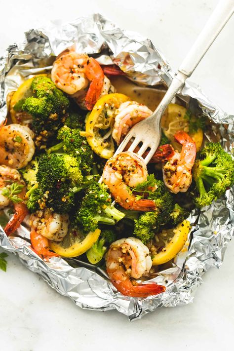 Easy and healthy lemon herb shrimp and broccoli foil packs have fantastic, fresh flavors and are a breeze to whip up in less than 30 minutes. | lecremedelacrumb.com Shrimp And Broccoli Foil Packs, Shrimp Broccoli, Foil Pack Dinners, Foil Pack Meals, Foil Dinners, Foil Packs, Foil Packet Meals, Shrimp And Broccoli, Shrimp Dinner