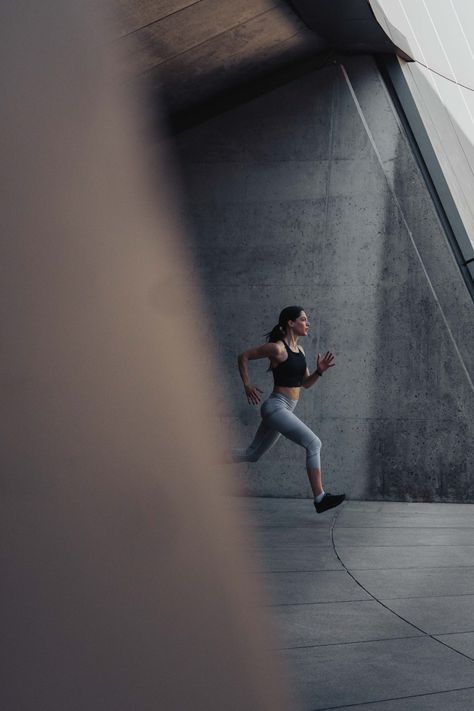 Running with Under Armour on Behance Fitness Lifestyle Photography, Motivation Quotes Fitness, Urban Running, Urban Fitness, Sports Campaign, Gym Photoshoot, Foto Sport, Running Photography, Outfit Fitness