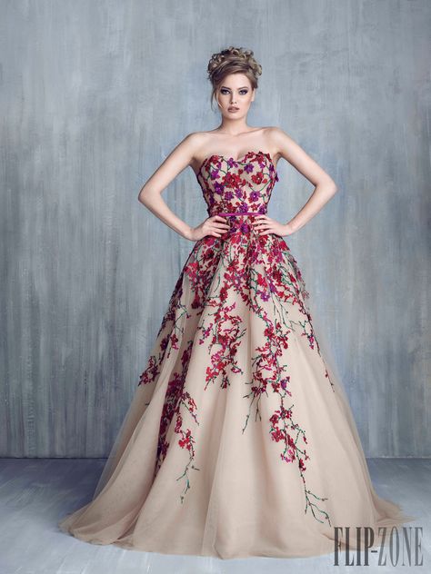 Tony Chaaya Spring-summer 2016 - Couture - http://www.flip-zone.com/Tony-Chaaya-6127 Baju Kahwin, Fest Outfits, Gaun Fashion, فستان سهرة, Gorgeous Gowns, Beautiful Gowns, Fancy Dresses, Prom Dresses Long, A Dress