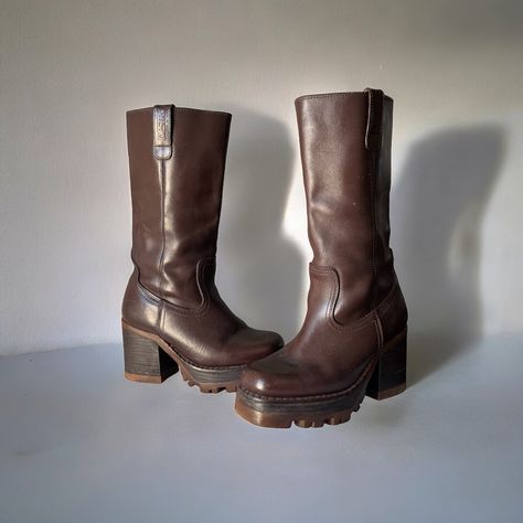 🤎 Vintage 90s Destroy Platform Leather Boots Size ? (Doesn’t mark but recommend a 36EU) 𝗦𝗢𝗟𝗘 : 22.5cm 𝗜𝗡𝗦𝗢𝗟𝗘 : 22.5cm 𝗣𝗟𝗔𝗧𝗙𝗢𝗥𝗠 𝗛𝗘𝗜𝗚𝗛𝗧: 2.5cm front to 7.5cm back 𝐂𝐎𝐍𝐃𝐈𝐓𝐈𝐎𝐍 : 𝐆𝐑𝐄𝐀𝐓 ▫️160€ + shipping Super cool vintage leather boots by the amazing spanish brand ‘Destroy’. Dark brown leather with chunky brown wooden soles. It’s a preloved pair from the late 90s. They have some light marks due to the wear they had (soles) and for being stored for some years, but they are in a good vintage... Platform Leather Boots, Vintage Leather Boots, Late 90s, Cool Vintage, Dark Brown Leather, Super Cool, Vintage Leather, The Amazing, Leather Boots