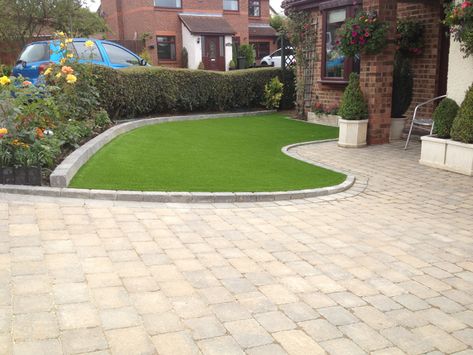 Nice light coloured curved driveway with the borders to the front garden grass area.  #driveway #drive #blockpaving #home #inspiration #frontgarden #drivewaydesigns #drivewayideas  Image source: nylgs.co.uk Front Driveway Ideas, Parking Ideas, Front Garden Ideas Driveway, Front Driveway, Driveway Parking, Block Paving Driveway, Garden Ideas Driveway, Google Ideas, Small Front Gardens