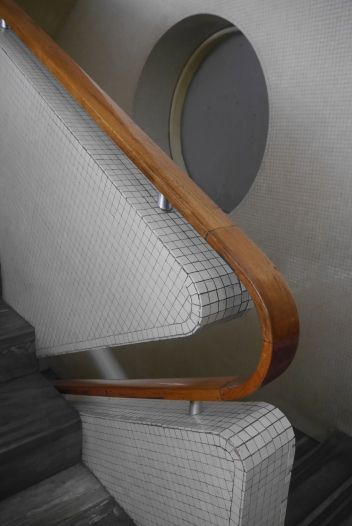 Milan headquarter of RAI (former EIAR). Designed in 1939 by architect Gio Ponti and engineer Nino Bertolaia | Detail Stair Staircase Railing, Escalier Design, Stair Handrail, Futuristic Furniture, Staircase Railings, Interior Stairs, Railing Design, Gio Ponti, Room Board