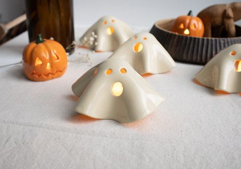 Perfect handmade gift! Clay Slab Ideas, Fall Ceramics, Ceramic Ghost, Ghost Candles, Halloween Ghost Decorations, Halloween Clay, Cerámica Ideas, Clay Hand, Ceramic Boxes