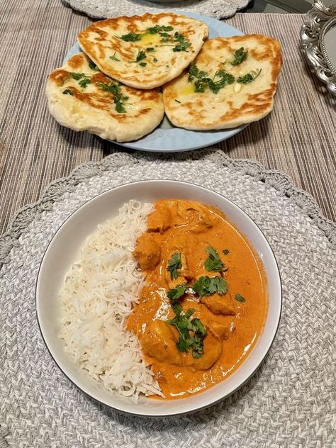 Butter Chicken And Naan Aesthetic, Butter Chicken Garlic Naan, Chicken Food Ideas, Naan With Chicken, Delicious Food Images, Homemade Butter Chicken, Buttered Chicken, A Lot Of Food, Garlic Naan