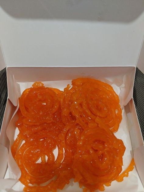 Jalebi Snap, Jalebi Aesthetic, Fajita Spaghetti, Food Pics Aesthetic, Spaghetti Pasta Recipe, Recipe Noodles, Food Snap, Eating Food Funny, Chocolate Pictures