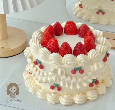 Pretty Cakes Easy, Strawberry Cake Decoration, Cake Inspo Birthday, Pasteles Aesthetic, Idea Cake, Cake Summer, Cake Design Ideas, Decorate Cake, Strawberry Birthday Cake