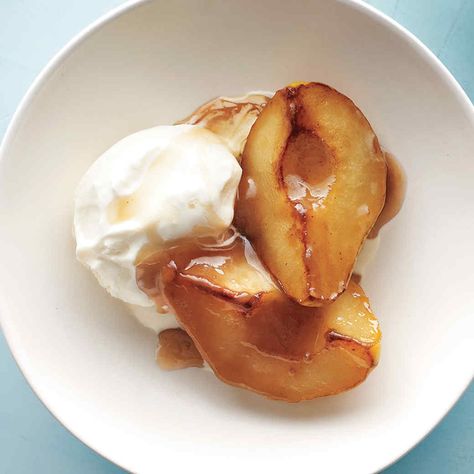 Caramelized Pears Caramelized Pears, Pear Dessert, Easy Easter Desserts, Kolaci I Torte, Pear Recipes, God Mat, Caramel Sauce, Eat Dessert, Fruit Recipes