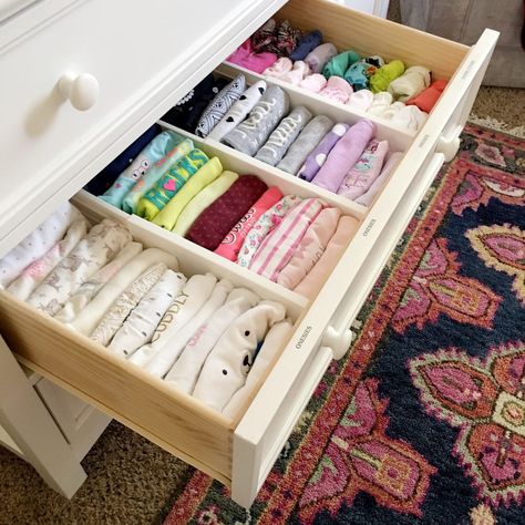 Ideas to inspire you for organising kids wardrobes, clever solutions that you can implement yourself. Baby Dresser Organization, Kids Clothes Storage, Baby Room Storage, Kids Clothes Organization, Dresser Drawer Organization, Baby Clothes Storage, Baby Dresser, Baby Room Organization, Organizing Challenges