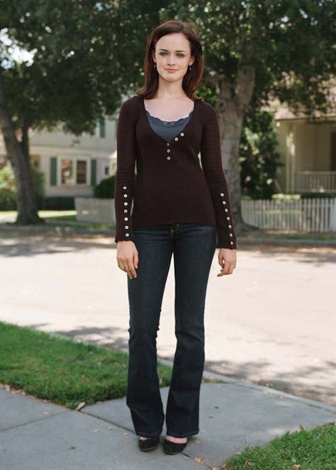 Mid-2000s Fashion: A Requiem | cookies + sangria Mid 2000s Fashion, Rory Gilmore Style, Gilmore Girls Fashion, Estilo Rory Gilmore, Gilmore Girls Outfits, Gilmore Girls Seasons, 2000s Fashion Trends, Gilmore Girl, Rory Gilmore