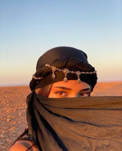 -Ｏｘｙｇｅｎ- | Oh !  #Egypt girls ><❤️🤍🖤 🇪🇬 | Facebook Arabic Photography, Desert Fashion Photography, Desert Outfit Ideas, Egypt Outfits, Desert Photoshoot Ideas, Egypt Eye, Egypt Girls, Dubai Outfit, Desert Outfit