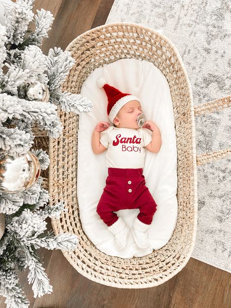 Newborn Pictures With Santa, Christmas Newborn Pictures Family Pics, Newborn Christmas Pictures, Christmas Lifestyle, Baby Christmas Photography, Newborn Christmas Photos, Christmas Pictures Outfits, Boy Photoshoot, Diy Newborn Photography