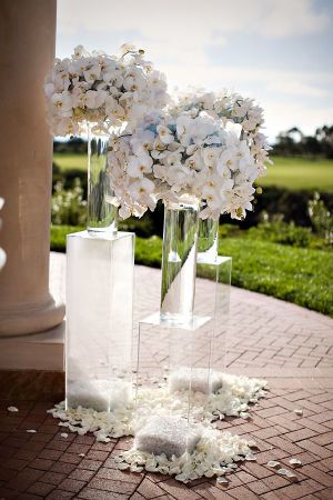 Beautiful Wedding Centerpiece, Elegant Wedding Centerpiece, Church Wedding Decorations, Newport Wedding, Clear Vases, Wedding Floral Centerpieces, Elegant Centerpieces, Ceremony Decor, Wedding Flower Arrangements