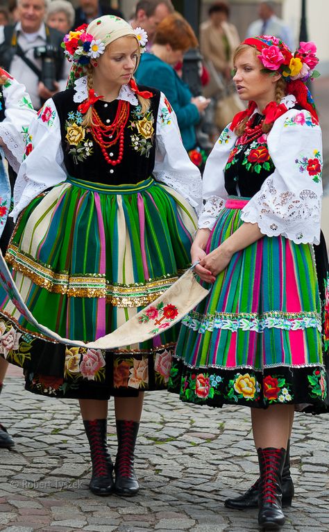 Girls in traditional costumes, Łowicz, Poland. Polish Traditional Costume, Polish Dress, Polish Traditions, Polish Clothing, Slavic Folklore, Polish Folk Art, Folk Clothing, Polish Women, National Dress