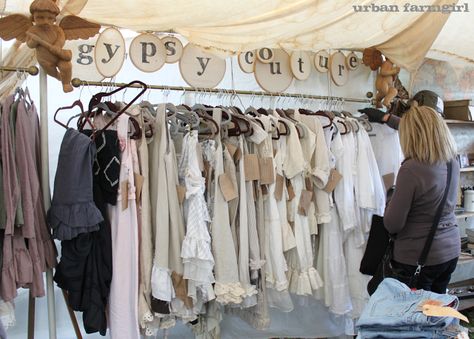 Vintage Market or Craft Fair Display Idea (Urban Farmgirl) Clothing Booth Display, Craft Fair Vendor, Vendor Booth Display, Flea Market Booth, Stand Feria, Country Living Fair, Fair Display, Craft Fairs Booth, Craft Booth Displays