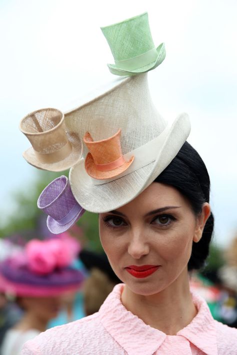 Tiny hats on a bigger hat. HATCEPTION. Crazy Hat, Mad Hat, Royal Ascot Hats, Ascot Hats, Hat Day, Mad Hatters, Crazy Hats, Trendy Hat, Kentucky Derby Hats