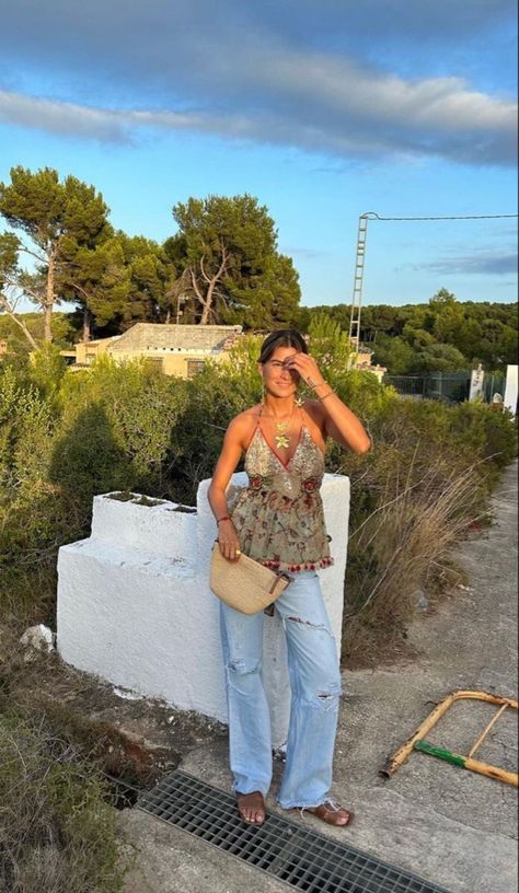 Spanish Look Fashion, Boho Glam Style Outfits, Medditeranean Outfits, Dinner Outfits Nyc, Spanish Summer Fashion, Barcelona Spain Aesthetic Outfits, Outfits For Barcelona Summer, Barcelona Spain Summer Outfits, Spanish Summer Style