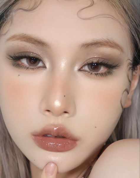 Innocent Makeup, Brown Makeup Looks, Makeup Douyin, Light Makeup Looks, Douyin Makeup, Makeup Face Charts, Korean Eye Makeup, Brown Skin Makeup, Glitter Eye Makeup