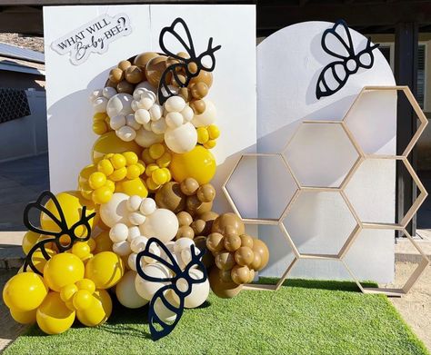 Bumble Bee Backdrop, Bumble Bee Balloon Garland, Bee Gender Reveal Balloons, Bee Party Balloons, Bumblebee Balloon Garland, Honey Bee Balloon Garland, Bee Themed Balloon Garland, Bee Backdrop Ideas, First Bee Day Balloon Arch