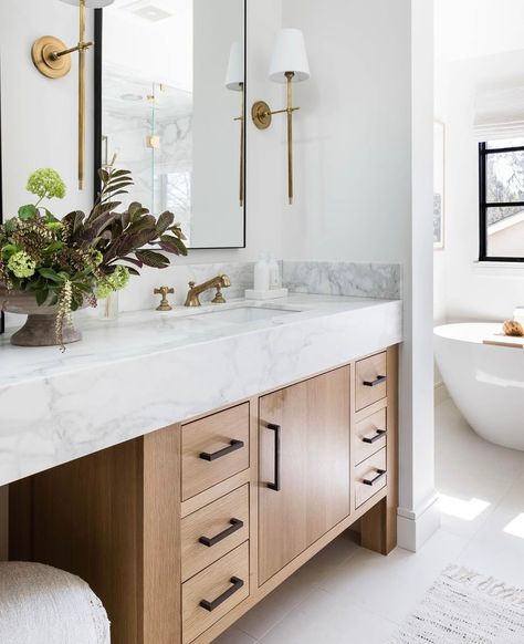 • this gorgeous California spa-inspired primary bath is straight dreamy 💭✨🫧🛁 —— from all the natural light, bright and airy marble to the mix of the soft natural white oak vanities everything is perfect about this one. @puresaltinteriors never disappoints with their designs. ——— This #losgatosproject is a huge inspiration as we are currently speaking with a potential new client looking for a California Spanish inspired full home renovation here in Seattle!! This design embodies everything... Becki Owens Bathroom, Master Bath Vanity Ideas Double Sinks, Farmhouse Rooms, Tile Shower Niche, 2024 Bathroom, City Bathrooms, Modern Master Bath, Interior Design Portfolio Layout, Mountain Home Exterior