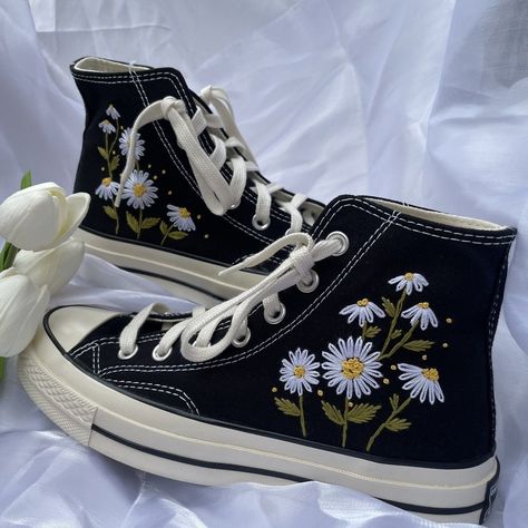 Custom Wedding Hand Embroidery Converse Chuck Taylor High Tops/Floral Chuck High Tops Daisy Embroidered/Black And White Custom Chuck Sneaker Wedding Hand Embroidery, Embroidery Shoes Diy, Boty Converse, Converse Noir, Twd Oc, Chuck Taylor High Tops, Embroidery Converse, Converse Embroidery, Floral Converse