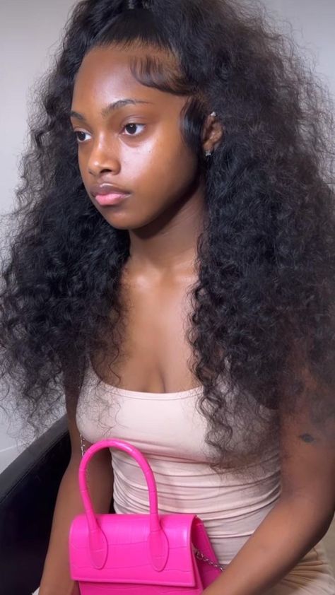 Hair Quick Weave, Paint Ideas 2023, Hairstyles Baddie, Cute Weave Hairstyles, Curly Hair Half Up Half Down, Nails Paint, Down Hairstyles For Prom, Weave Ponytail Hairstyles, Sleek Ponytail Hairstyles