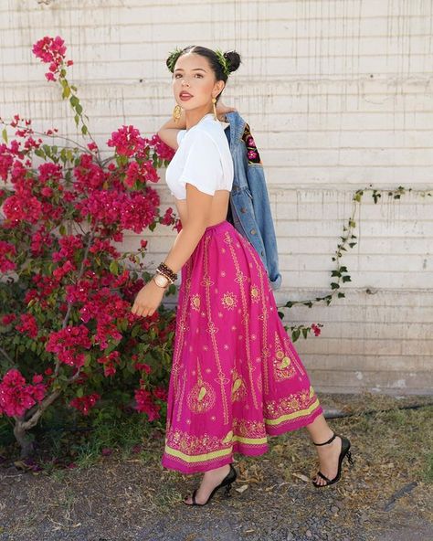 Ángela Aguilar 🇲🇽 en Instagram: “Flores y chongitos 🌺🌿” Sombrero Outfit, Mexican Outfits For Women, Mexican Dresses Traditional, Mexican Traditional Clothing, Outfit Mexicano, Angela Aguilar, Traditional Mexican Dress, Spring Attire, Creative Outfits