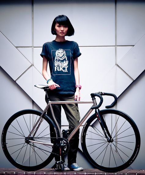 girl + bike = fitness Fixed Gear Girl, Bici Fixed, Velo Vintage, Urban Cycling, Girls On Bike, Cycle Chic, Urban Bike, Fixie Bike, Fixed Gear Bike