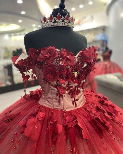 Red Paris Quinceanera Theme, Red And Gold Quince Dress, Red 15 Dresses Quinceanera, Hollywood Quince, Red Quinceanera Dress, Red Quinceanera Ideas, Quinceanera Red, Burgundy Quinceanera Dresses, Quinceanera Dresses Red