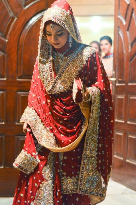 Hindu Fashion, Bride Hijab, Baju Kahwin, Dupatta Style, Pengantin India, Muslim Brides, Bridal Hijab, Hijab Wedding Dresses, Delhi Wedding