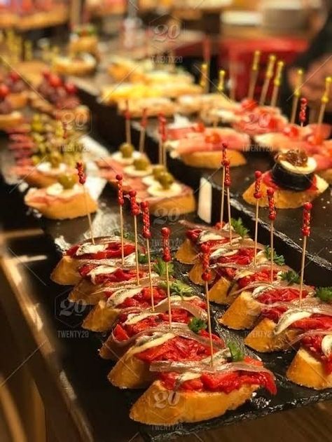 Tapas Bar Wedding, Tapas Night Aesthetic, Wine And Tapas Bar, Spanish Appetizers Tapas Party, Spanish Wedding Food, Tapas Party Ideas, Tapas Bar Design, Spanish Pinchos, Tapas Aesthetic