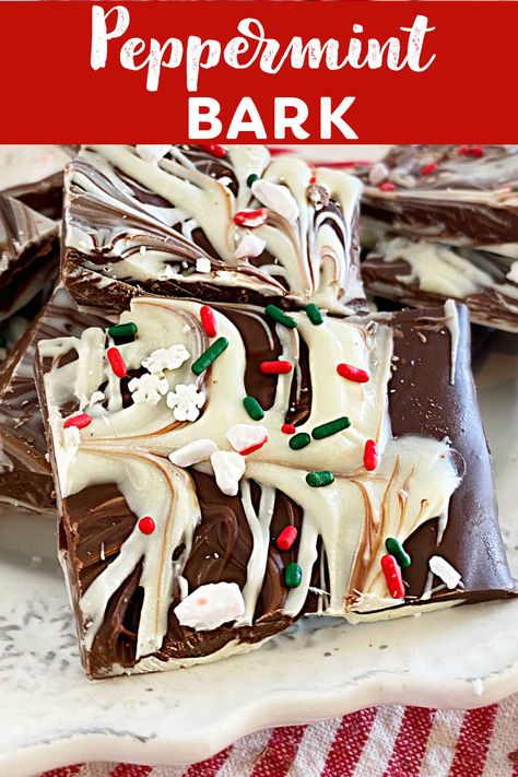 Easy Peppermint Bark Recipe, Easy Peppermint Bark, Peppermint Bark Recipe, Homemade Peppermint Bark, Peppermint Bark Recipes, Crushed Peppermint, Peppermint Recipes, Peppermint Candies, Easy Christmas Treats