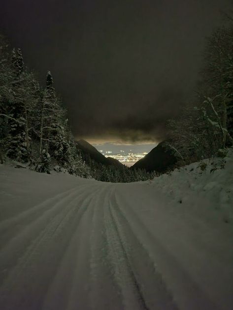 Misery Stephen King, Patrick Watson, Mount Washington, I Love Winter, Winter Scenery, Winter Night, Winter Aesthetic, Pretty Places, Dark Aesthetic