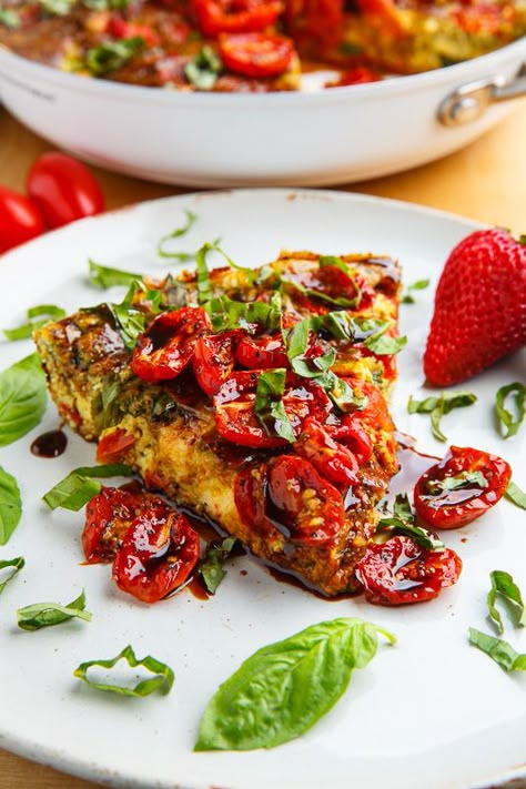 Caprese Frittata Caprese Frittata, Salmon With Avocado Salsa, Closet Cooking, Frittata Recipe, Frittata Recipes, Roasted Asparagus, Chicken Curry, Meatless Meals, Roasted Tomatoes