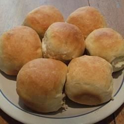 These yeasted dinner rolls derive special flavor from beer and a hint of cinnamon and honey. This recipe is for the bread machine. Beer Rolls, Beer Biscuits, Beer Bread Recipe, Ciabatta Bread, Biscuit Mix, Beer Bread, Bun Recipe, Bread Machine Recipes, Bread Machine