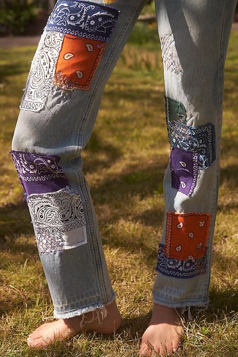 bandana Bandana Patchwork Jeans, Patched Jeans Diy, Custom Jeans Diy, Jeans With Patches, Denim Diy Clothes, Jean Fashion, Diy Pants, Estilo Hippy, Boho Jeans