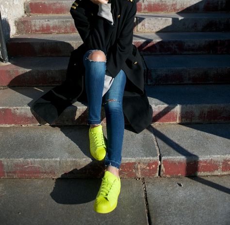 Adidas Superstar Supercolor, Green Shoes Outfit, Adidas Superstar Outfit, Superstar Outfit, Outfit Informal, Bright Shoes, London Living, Nike Neon, Yellow Sneakers