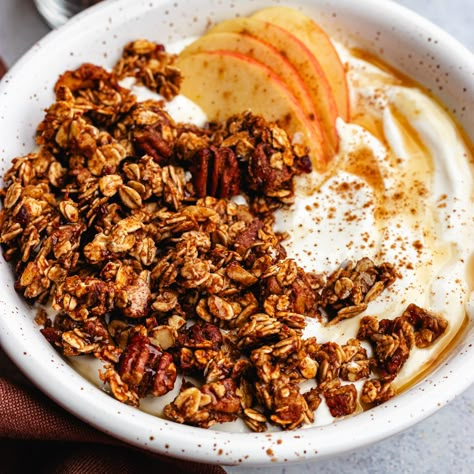 Half Baked Harvest Granola, Baked Apple Granola, Love Crunch Granola Recipe, Healthy Fall Aesthetic, Purely Elizabeth Granola Recipe, Healthy Fall Dessert Recipes, Apple Granola Recipe, Apples Breakfast, Autumn Granola