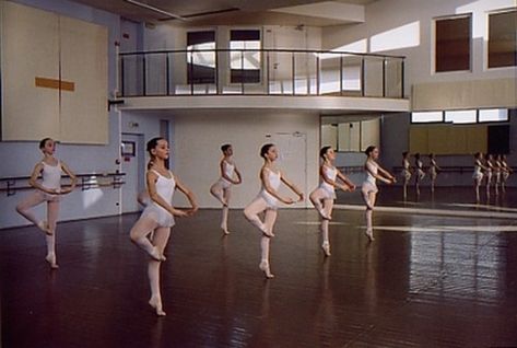 Paris Opera Ballet School, Irish Disco, Royal Ballet School, Cheer Photos, Chat Games, Red Studio, Ballet Studio, Ballet Jazz, Opera Ballet