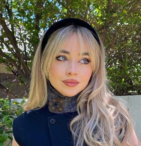 Sabrina Carpenter Hair, Sabrina Carpenter Style, Sabrina Carpenter Outfits, Blonde Bangs, Charli Xcx, Long Straight Hair, American Beauty, Layered Hair, Sabrina Carpenter