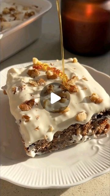 Healthy | Vegan | Recipes on Instagram: "Meal Preppable Carrot Cake Baked Oats 😍✨ recipe below!   By @georginaburgess_  Inspired by @dietitianrose ‘s incredible carrot cake baked oats reel ❤️   I am obsessed 🥕🥕🥕   This recipe serves 4 (ish) - in the video I halved it. Use an 8x8” (or similar) sized tin for the measurements below 🥰   - 2 bananas, mashed  - 2 cups oats  - 1 tbsp nut butter  - 1 carrot, grated  - 2 tsp cinnamon  - 1 tsp vanilla extract  - pinch salt  - 1 tsp baking powder  - 1 tbsp maple syrup or sweetener of choice (optional)  - 1-1.5 cups milk of choice  - 1/3 cup pecans or walnuts, chopped (plus more for topping)  - 1/3 cup raisins or sultanas  - Greek yoghurt - for topping   1. Preheat oven to 180C and mix together all of the ingredients and add to a lightly greased Carrot Cake Baked Oats, Carrot Recipes Dessert, Plantbased Recipes, Baked Carrots, Oat Cakes, Vegan Cookbook, Carrot Recipes, Baked Oats, Carrot Cake Recipe