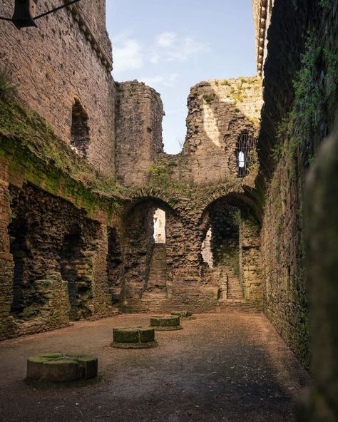 Katie Glover on Instagram: “One of the best castle ruins of Yorkshire (in my opinion) is Middleham Castle 🏰 its *just* ruined enough to give a super romantic and…” Minecraft Ruins, Old Castle Ruins, Aesthetic Settings, Ruined Castle, Uk Cities, Base Ideas, Uk City, Historical Places, Castle Ruins