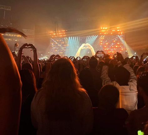 Fearless Heart Hands, Fearless Heart, Epic Moments, Blonde Cat, Taylor Swift The Eras Tour, London Tours, Heart Pictures, Taylor Swift Concert, Heart Hands