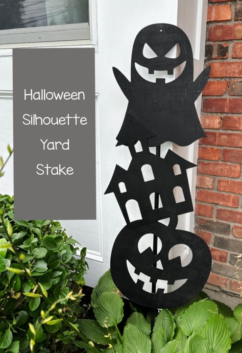 Halloween yard stake DIY Halloween Lawn Decorations, Chic Halloween Decor, Halloween Yard Signs, Halloween Lawn, Dollar Tree Halloween, Dollar Store Halloween, Chic Halloween, Halloween Silhouettes, Halloween Yard