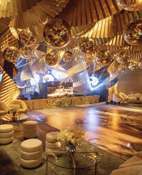 Prom Themes Met Gala, Mirror Balloon Decor, Golden Disco Party, 70s Wedding Reception, Golden Gala Theme, Golden Hour Prom Theme, Golden Theme Wedding, Gala Themes Ideas Events, Golden Theme Party